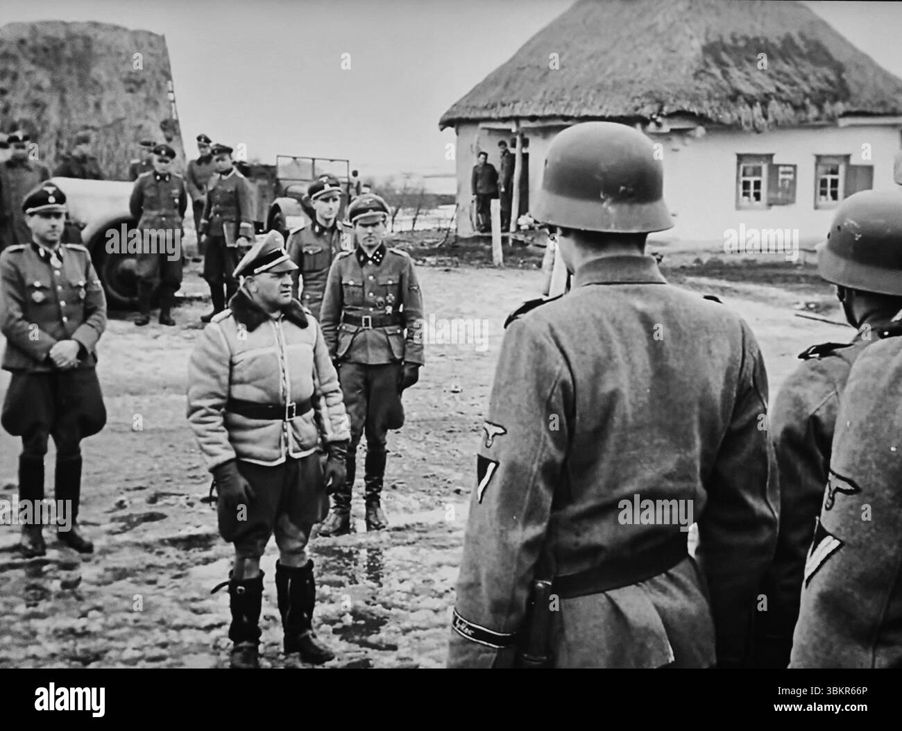 WW2 Screen B&W Still German Waffen SS troupes se rassemblent devant leur commandant divisionnaire Sepp Dietrich à Kharkov 1943 Banque D'Images