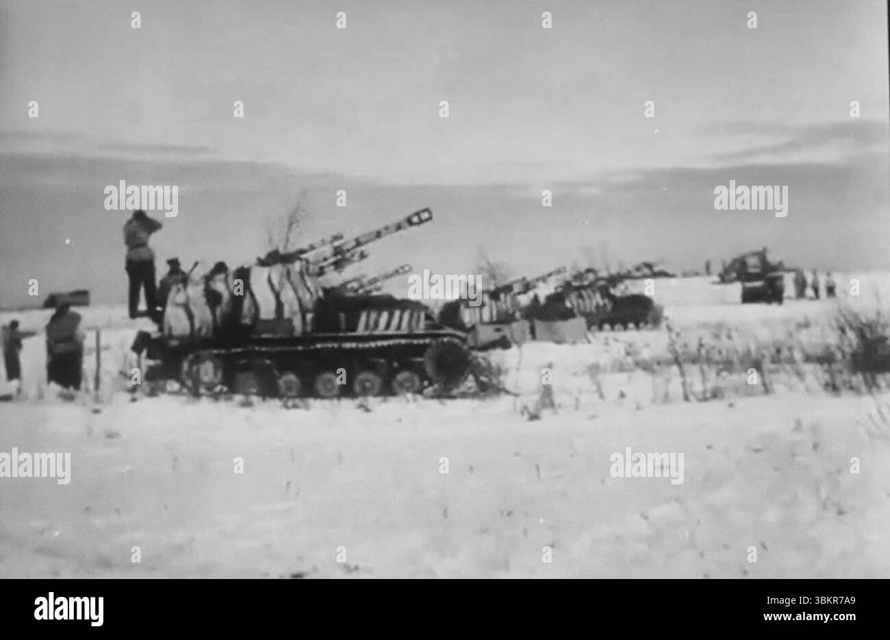 WW2 Screen B&W Still German 105mm Self propulsed Artillery Wasp (Wespe) dans Winter Camo Fire sur le front russe 1944 Banque D'Images