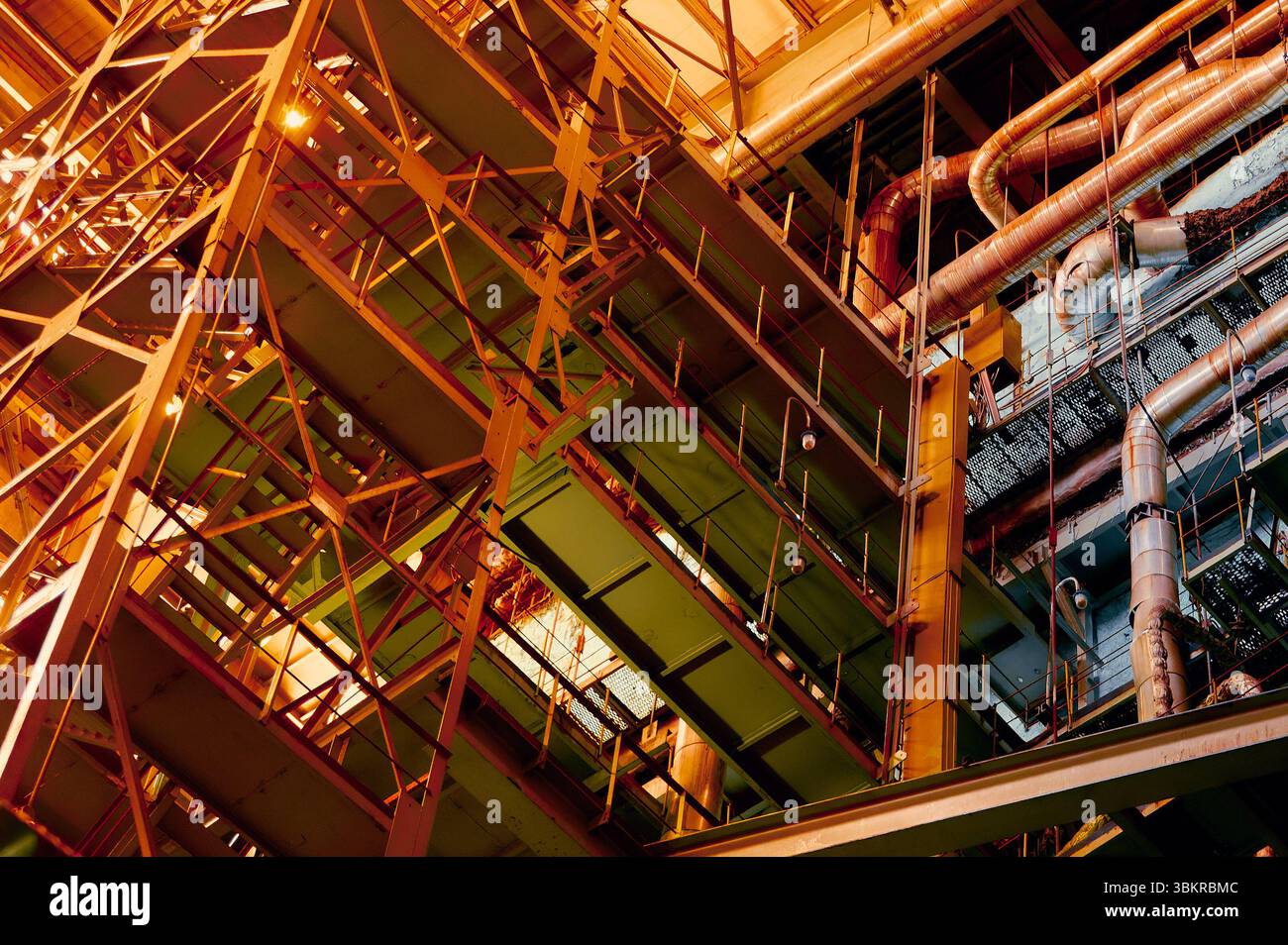 Structure d'escalier industriel avec des ferronneries complexes et éclairage dans un cadre urbain la nuit Banque D'Images