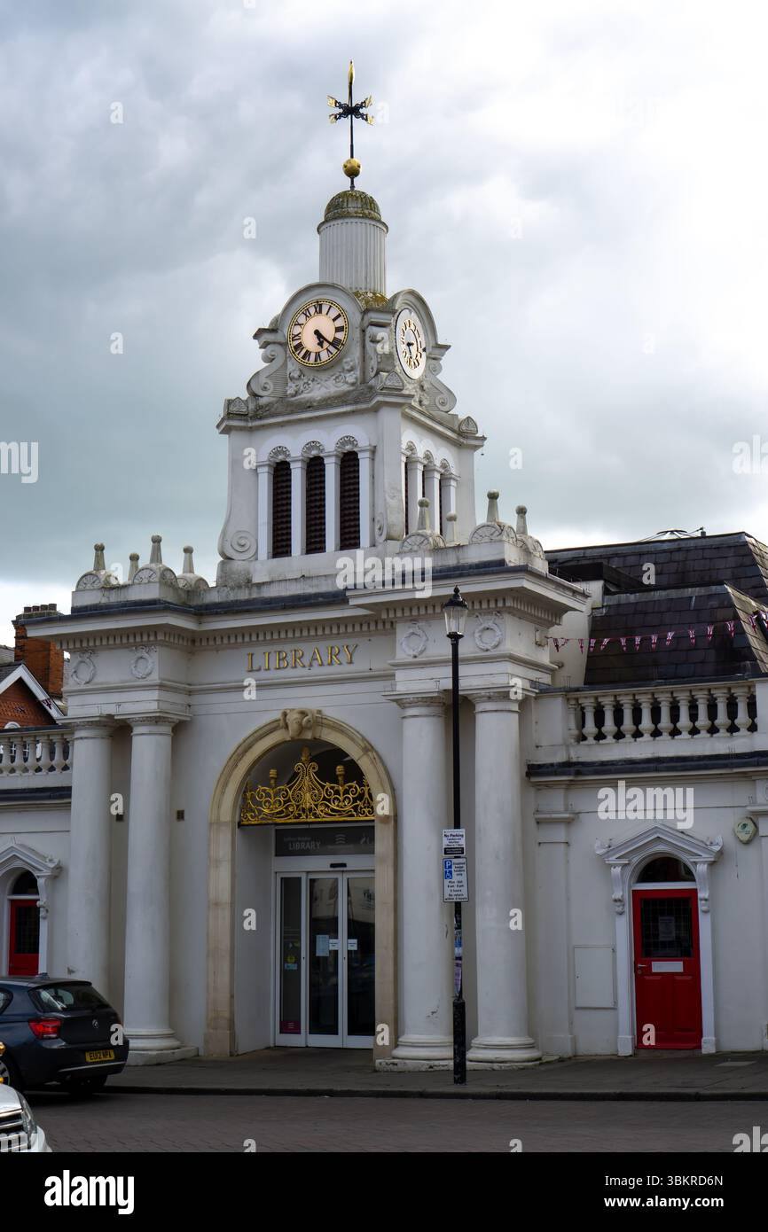 La bibliothèque historique de Saffron Walden, Essex, présente une architecture classique et une tour de l'horloge proéminente sous un ciel nuageux Banque D'Images