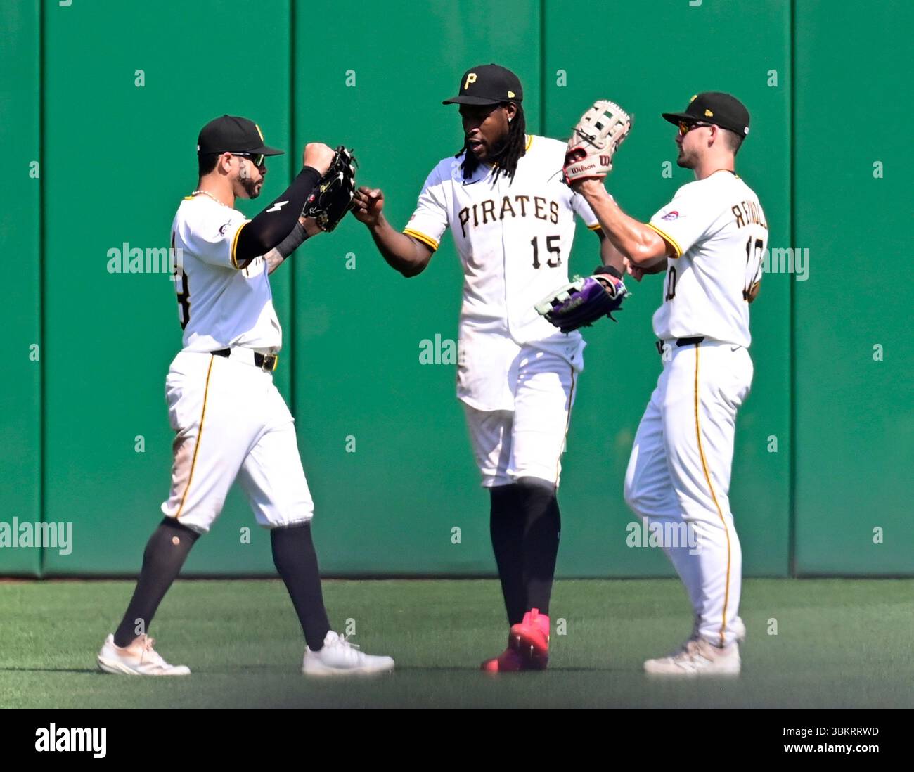 Pittsburgh, États-Unis. 22 juin 2025. Tommy Pham (28), Oneil Cruz (15) et Bryan Reynolds (10) célèbrent la victoire 8-3 contre les Texas Rangers au PNC Park le dimanche 22 juin 2025 à Pittsburgh. Photo par Archie Carpenter/UPI crédit : UPI/Alamy Live News Banque D'Images