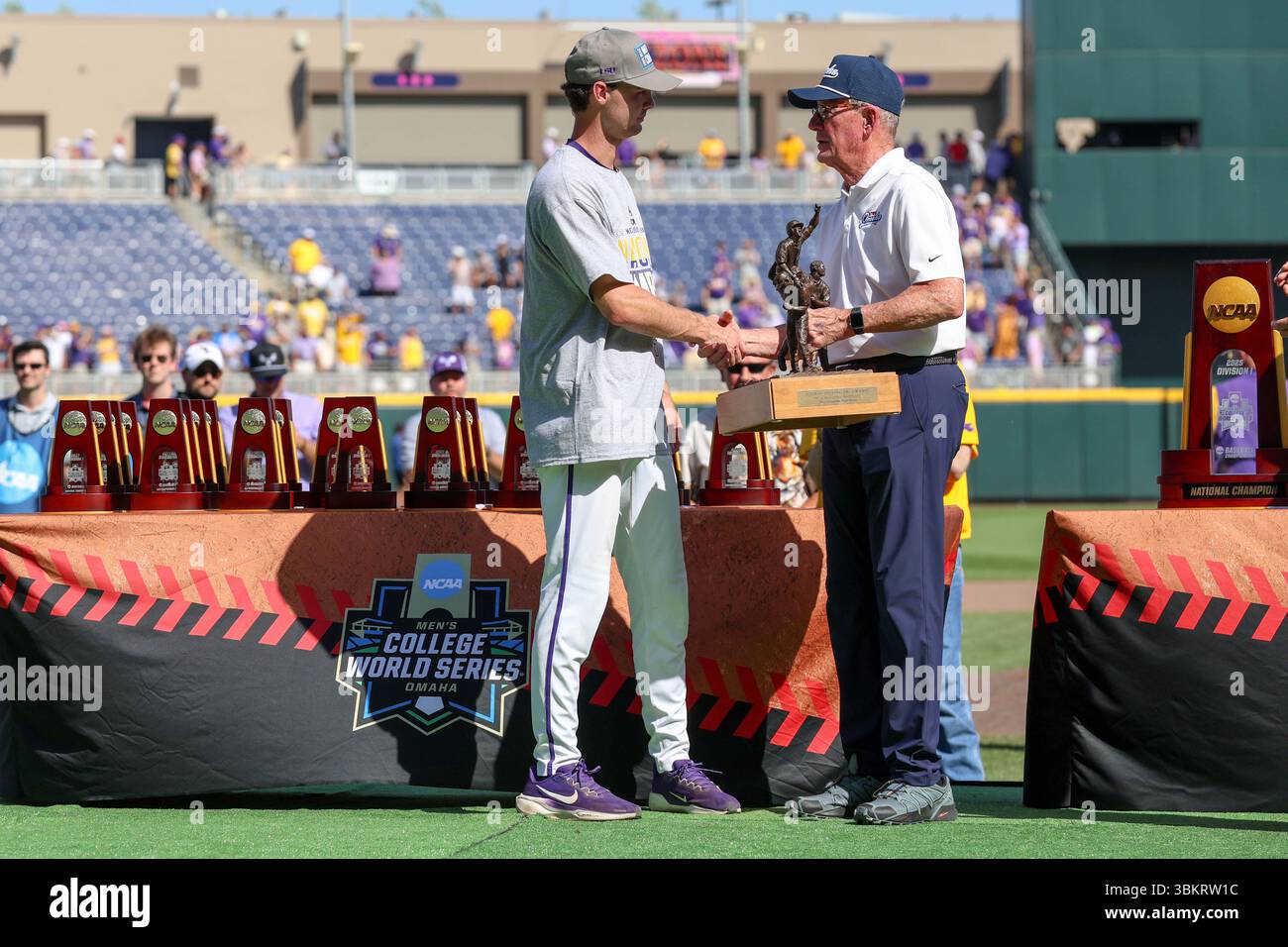 Omaha, ne, États-Unis. 22 juin 2025. Kade Anderson (32), lanceur de la LSU, reçoit le trophée MVP après le match 2 de la NCAA Men's College World Series entre Coastal Carolina University Chanticleers et les LSU Tigers au Charles Schwab Field Omaha à Omaha, ne. Jonathan Mailhes/CSM/Alamy Live News Banque D'Images