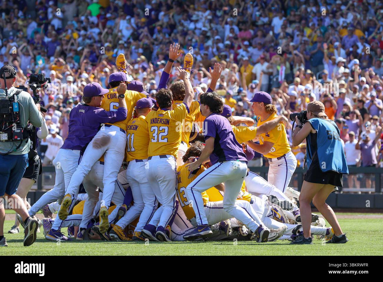 Omaha, États-Unis. 22 juin 2025. 22 juin 2025 : L'équipe de baseball de la LSU célèbre après avoir remporté le championnat national de baseball de la NCAA 2025 après le deuxième match de la série mondiale de la NCAA Men's College entre les Chanticleers de l'Université Coastal Carolina et les Tigers de la LSU au Charles Schwab Field Omaha à Omaha, ne. Jonathan Mailhes/CSM/Sipa USA (crédit image : © Jonathan Mailhes/Cal Sport Media/Sipa USA) crédit : Sipa US/Alamy Live News Banque D'Images