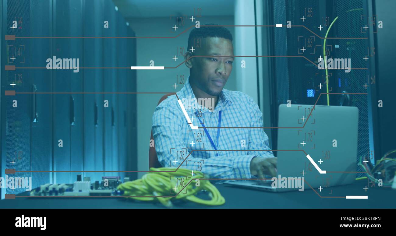 Technologie dans les serveurs de surveillance de chemise utilisant un ordinateur portable dans le centre de données, avec des câbles ethernet jaunes et verts Banque D'Images