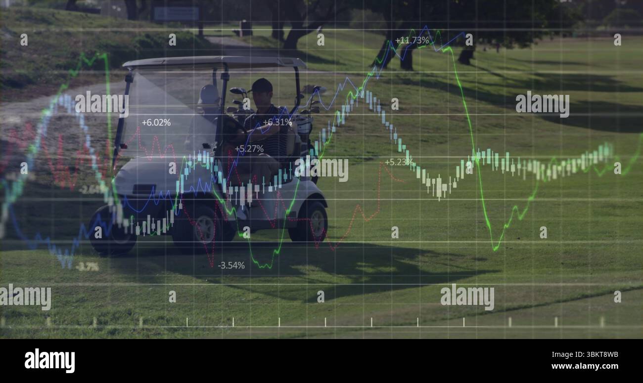 Chevaucher deux amis portant des casquettes de baseball dans le chariot à travers le parcours fairway, sac de golf, recouvrement de commerce Banque D'Images