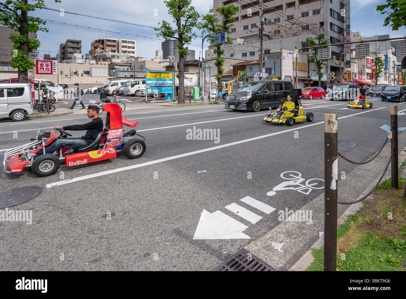 Les touristes qui conduisent font des karts lors de visites de rue à Osaka, au Japon. Banque D'Images