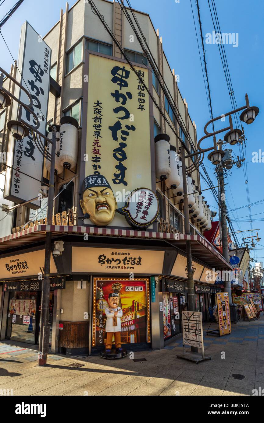 Personnage de chef en colère de Daruma Kushikatsu un célèbre restaurant de plats frits à Shinsekai, Tennoji, Osaka, Japon Banque D'Images