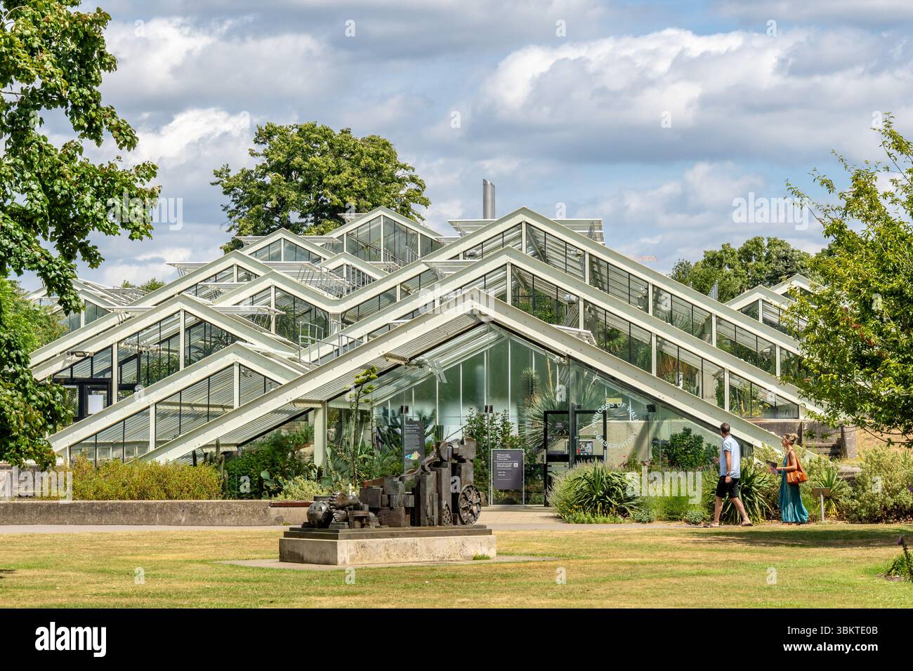 Londres, Royaume-Uni. 22 juin 2025. Les visiteurs profitent d'une journée ensoleillée aux jardins de Kew à Londres, explorant les jardins botaniques historiques, les serres et les terrains paysagers. L'attraction populaire attire les foules avec ses riches collections de plantes et ses expositions saisonnières. Crédit : Thomas Faull/Alamy Live News Banque D'Images