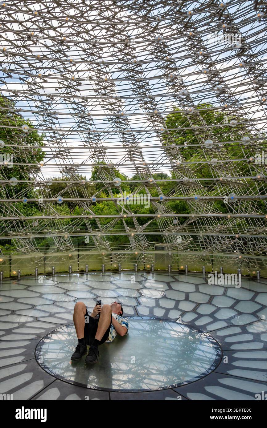 Londres, Royaume-Uni. 22 juin 2025. Les visiteurs profitent d'une journée ensoleillée aux jardins de Kew à Londres, explorant les jardins botaniques historiques, les serres et les terrains paysagers. L'attraction populaire attire les foules avec ses riches collections de plantes et ses expositions saisonnières. Crédit : Thomas Faull/Alamy Live News Banque D'Images Londres, Royaume-Uni. 22 juin 2025. Les visiteurs profitent d'une journée ensoleillée aux jardins de Kew à Londres, explorant les jardins botaniques historiques, les serres et les terrains paysagers. L'attraction populaire attire les foules avec ses riches collections de plantes et ses expositions saisonnières. Crédit : Thomas Faull/Alamy Live News Banque D'Images
