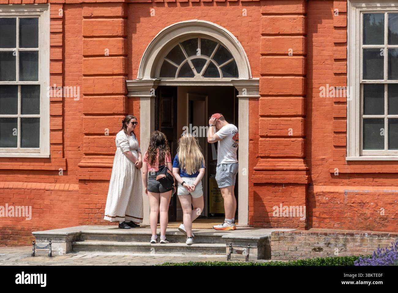Londres, Royaume-Uni. 22 juin 2025. Les visiteurs profitent d'une journée ensoleillée aux jardins de Kew à Londres, explorant les jardins botaniques historiques, les serres et les terrains paysagers. L'attraction populaire attire les foules avec ses riches collections de plantes et ses expositions saisonnières. Crédit : Thomas Faull/Alamy Live News Banque D'Images Londres, Royaume-Uni. 22 juin 2025. Les visiteurs profitent d'une journée ensoleillée aux jardins de Kew à Londres, explorant les jardins botaniques historiques, les serres et les terrains paysagers. L'attraction populaire attire les foules avec ses riches collections de plantes et ses expositions saisonnières. Crédit : Thomas Faull/Alamy Live News Banque D'Images