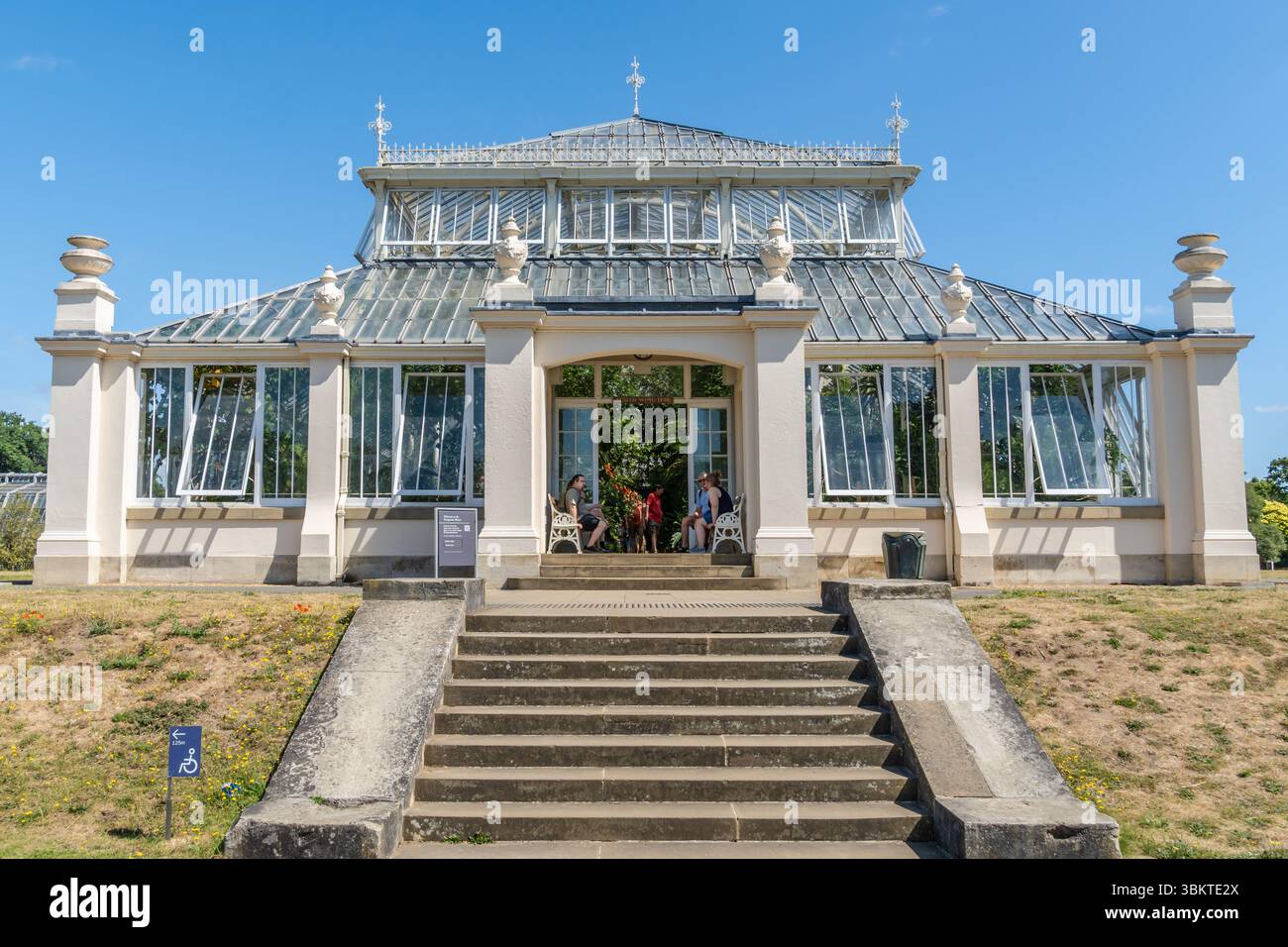 Londres, Royaume-Uni. 22 juin 2025. Les visiteurs profitent d'une journée ensoleillée aux jardins de Kew à Londres, explorant les jardins botaniques historiques, les serres et les terrains paysagers. L'attraction populaire attire les foules avec ses riches collections de plantes et ses expositions saisonnières. Crédit : Thomas Faull/Alamy Live News Banque D'Images Londres, Royaume-Uni. 22 juin 2025. Les visiteurs profitent d'une journée ensoleillée aux jardins de Kew à Londres, explorant les jardins botaniques historiques, les serres et les terrains paysagers. L'attraction populaire attire les foules avec ses riches collections de plantes et ses expositions saisonnières. Crédit : Thomas Faull/Alamy Live News Banque D'Images