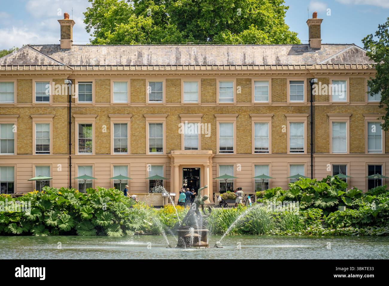 Londres, Royaume-Uni. 22 juin 2025. Les visiteurs profitent d'une journée ensoleillée aux jardins de Kew à Londres, explorant les jardins botaniques historiques, les serres et les terrains paysagers. L'attraction populaire attire les foules avec ses riches collections de plantes et ses expositions saisonnières. Crédit : Thomas Faull/Alamy Live News Banque D'Images Londres, Royaume-Uni. 22 juin 2025. Les visiteurs profitent d'une journée ensoleillée aux jardins de Kew à Londres, explorant les jardins botaniques historiques, les serres et les terrains paysagers. L'attraction populaire attire les foules avec ses riches collections de plantes et ses expositions saisonnières. Crédit : Thomas Faull/Alamy Live News Banque D'Images