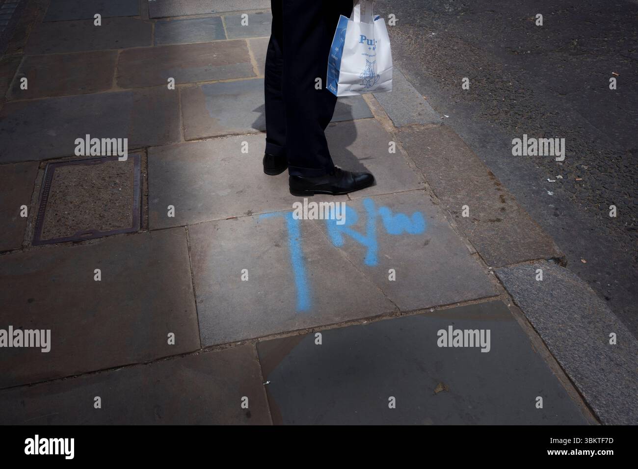 Un meneur de City masculin porte son sac à emporter à Bishopsgate dans la ville de Londres, le quartier financier de la capitale, le 20 juin 2025, à Londres, en Angleterre. Banque D'Images