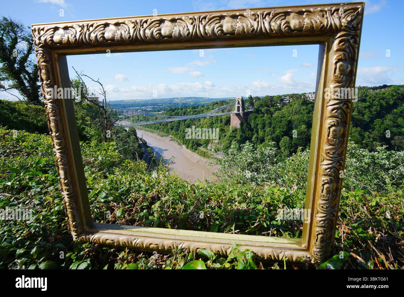 Un cadre vide montre la gorge d'Avon à Bristol, qui a été peinte par JMW Turner dans The Rising Squall, Hot Wells, from St Vincent's Rock, Bristol (1792). Une campagne de collecte de fonds a été lancée pour ramener l’une des premières œuvres de Turner dans la ville de Bristol où l’artiste l’a peinte à l’âge de 17 ans. Bristol Museum & Art Gallery est maintenant désireux d'acquérir l'œuvre, qui est considérée comme la seule peinture à l'huile Turner faite de la ville. Date de la photo : lundi 23 juin 2025. Banque D'Images