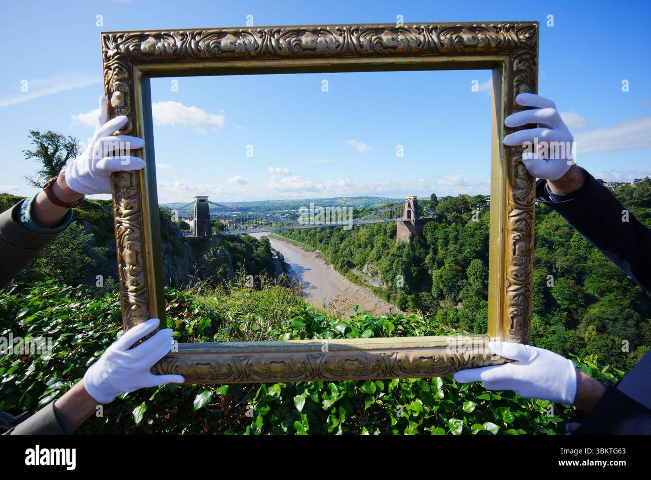 Les représentants du Bristol Museum & Art Gallery tiennent un cadre vide contre Avon gorge à Bristol, qui a été peint par JMW Turner dans The Rising Squall, Hot Wells, from St Vincent's Rock, Bristol (1792). Une campagne de collecte de fonds a été lancée pour ramener l’une des premières œuvres de Turner dans la ville de Bristol où l’artiste l’a peinte à l’âge de 17 ans. Bristol Museum & Art Gallery est maintenant désireux d'acquérir l'œuvre, qui est considérée comme la seule peinture à l'huile Turner faite de la ville. Date de la photo : lundi 23 juin 2025. Banque D'Images