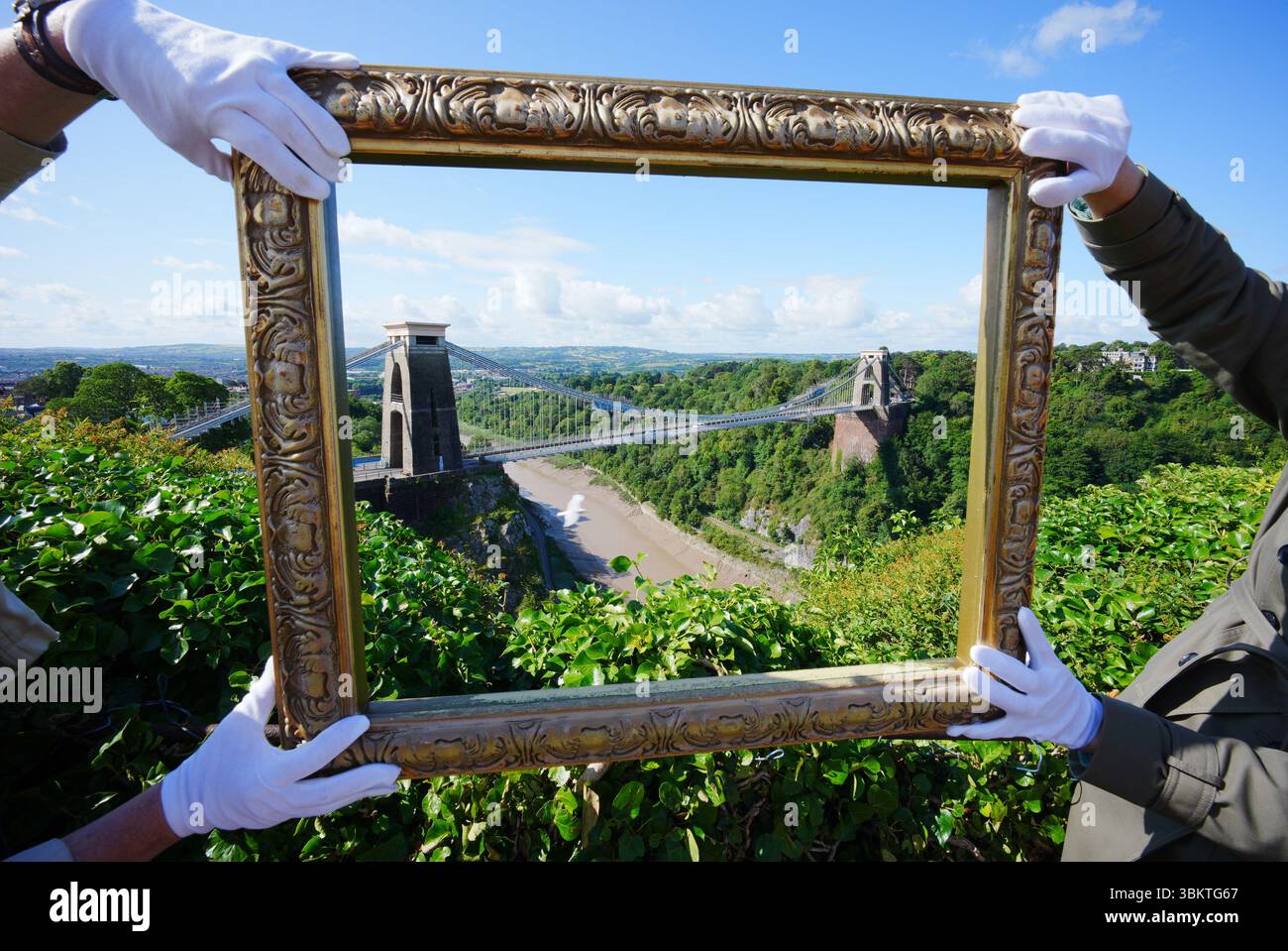 Les représentants du Bristol Museum & Art Gallery tiennent un cadre vide contre Avon gorge à Bristol, qui a été peint par JMW Turner dans The Rising Squall, Hot Wells, from St Vincent's Rock, Bristol (1792). Une campagne de collecte de fonds a été lancée pour ramener l’une des premières œuvres de Turner dans la ville de Bristol où l’artiste l’a peinte à l’âge de 17 ans. Bristol Museum & Art Gallery est maintenant désireux d'acquérir l'œuvre, qui est considérée comme la seule peinture à l'huile Turner faite de la ville. Date de la photo : lundi 23 juin 2025. Banque D'Images
