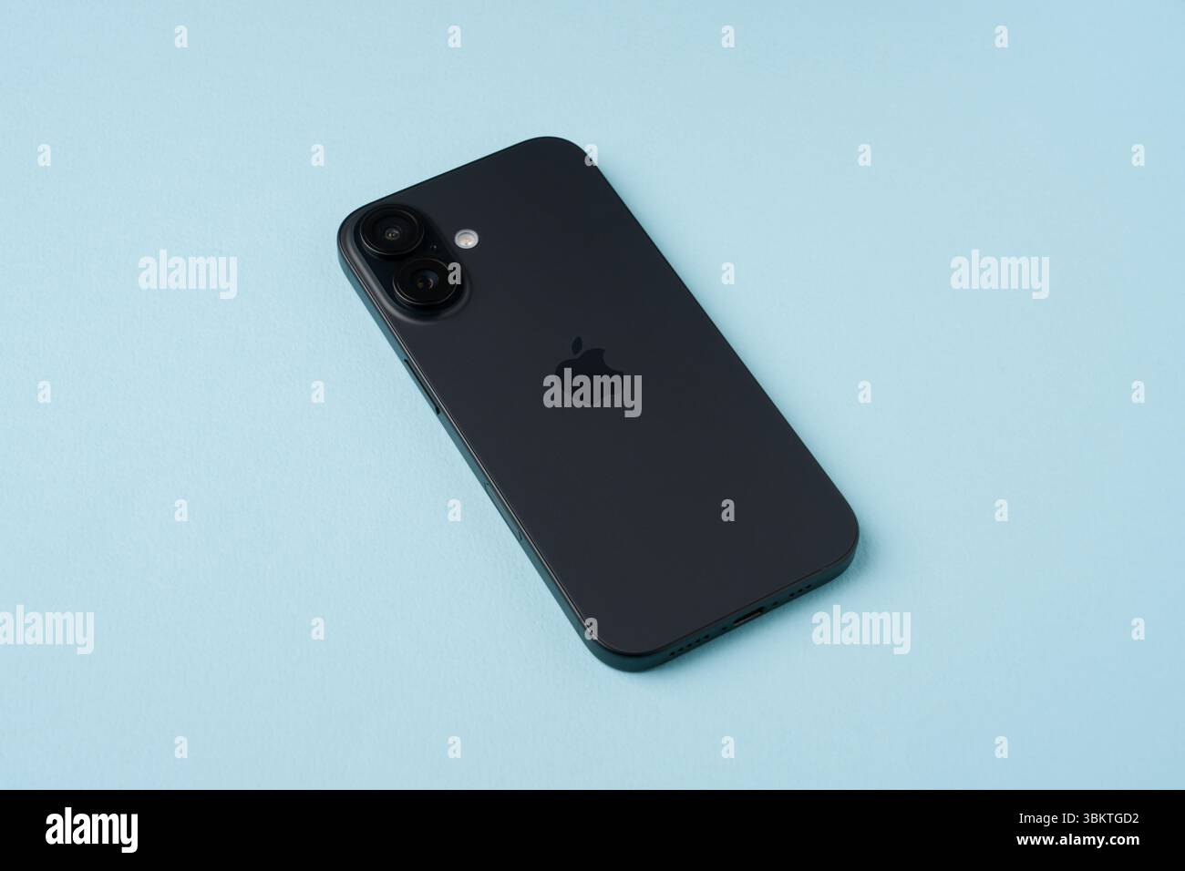 Antalya, Turquie - 15 juin 2025 : vue de dessus de l'iPhone 16 noir sur fond bleu montrant deux caméras arrière Banque D'Images
