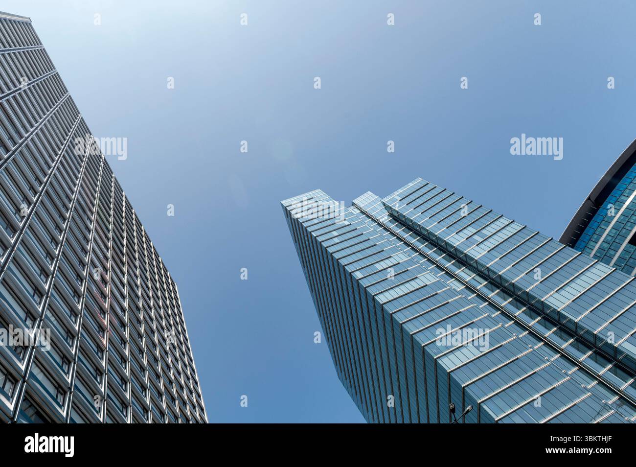 Bruxelles Belgique juin 2025 place Charles Rogier / Karel Rogierplein alias place Rogier. Gauche le Manhattan Building, droite Rogier Tower / Tour Rogier / Rogiertoren souvent connu comme la tour Belfius Belfiustoren comme la banque est l'occupant principal. gratte-ciel, Banque D'Images