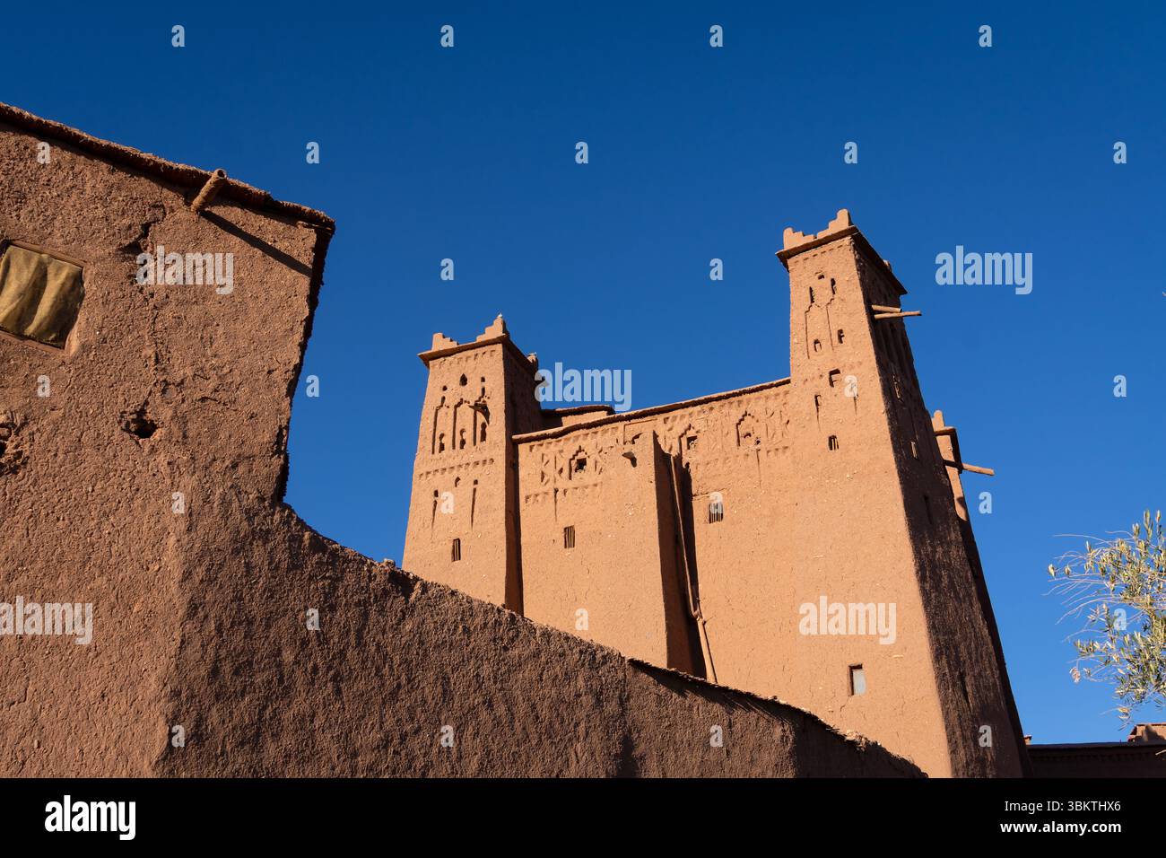 Ouarzazate, Maroc : la kasbah dans le village fortifié d'Aït Benhaddou près de Ouarzazate dans l'atlas marocain avec un ciel bleu foncé. Banque D'Images