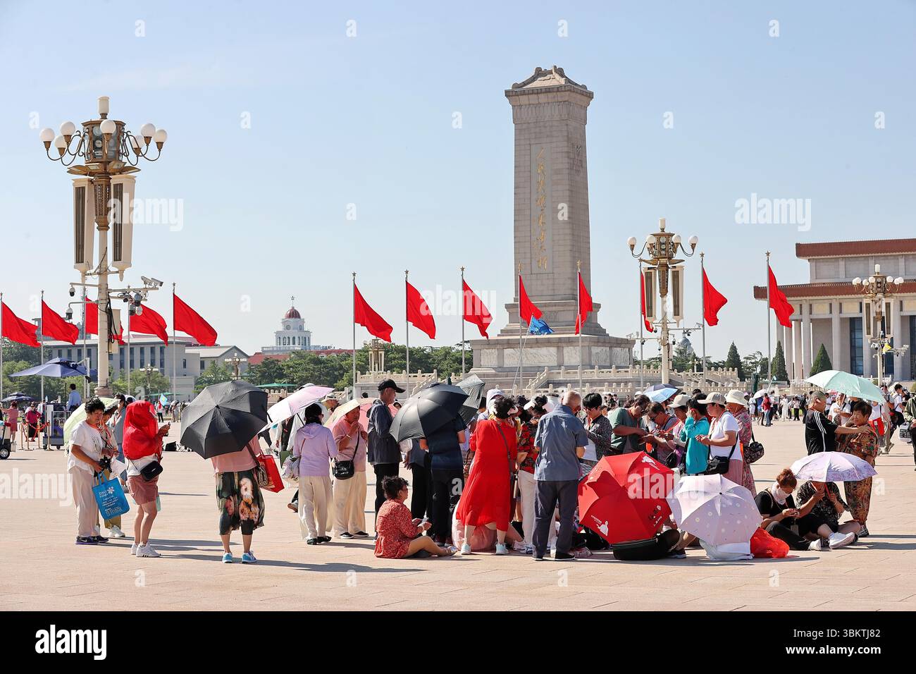 Les touristes visitent la place Tiananmen à Pékin, en Chine. 20 juin 2025. (Photo par Imaginechina/Sipa USA) crédit : Sipa US/Alamy Live News Banque D'Images