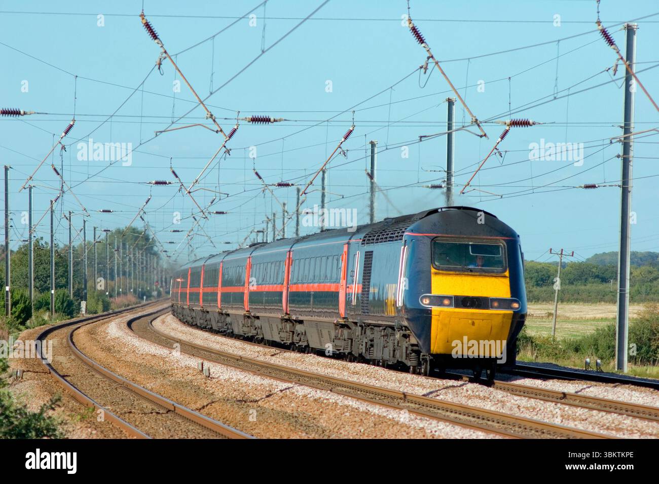 Un HST avec les voitures motorisées 43114 et 43111 forme un service GNER près de Sandy sur la ligne principale de la côte est. 8 septembre 2006. Banque D'Images