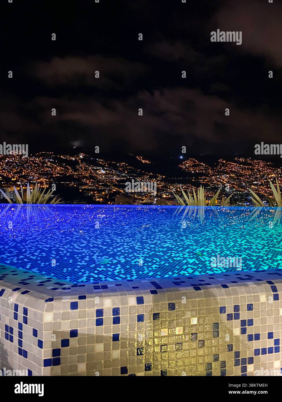 Une vue en soirée sur Funchal depuis le toit du Savoy Palace Hotel 5 étoiles avec la piscine à débordement au premier plan Banque D'Images