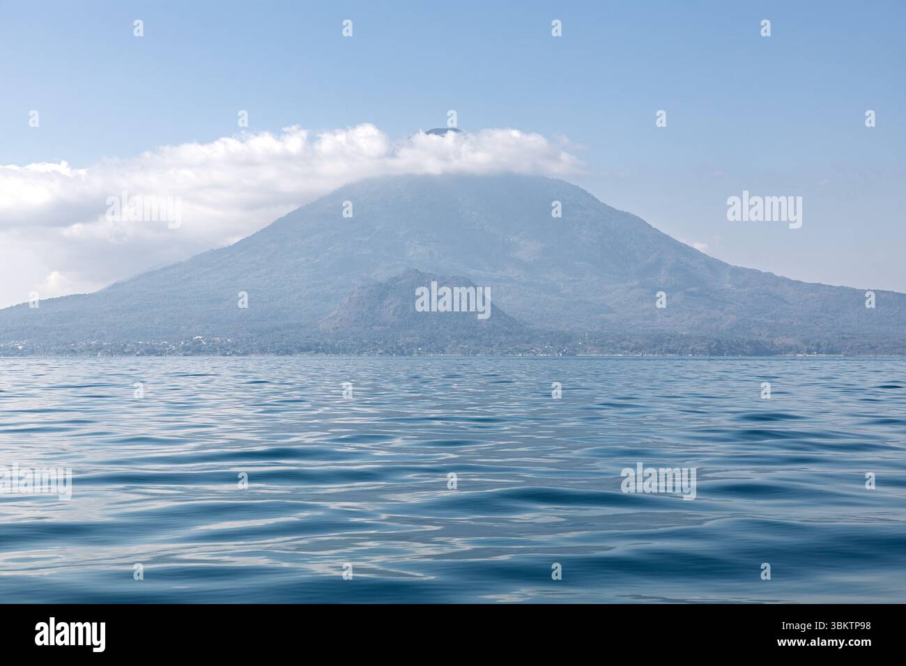 Lac Atitlan, volcan San Pedro, département de Sololá, Guatemala Banque D'Images