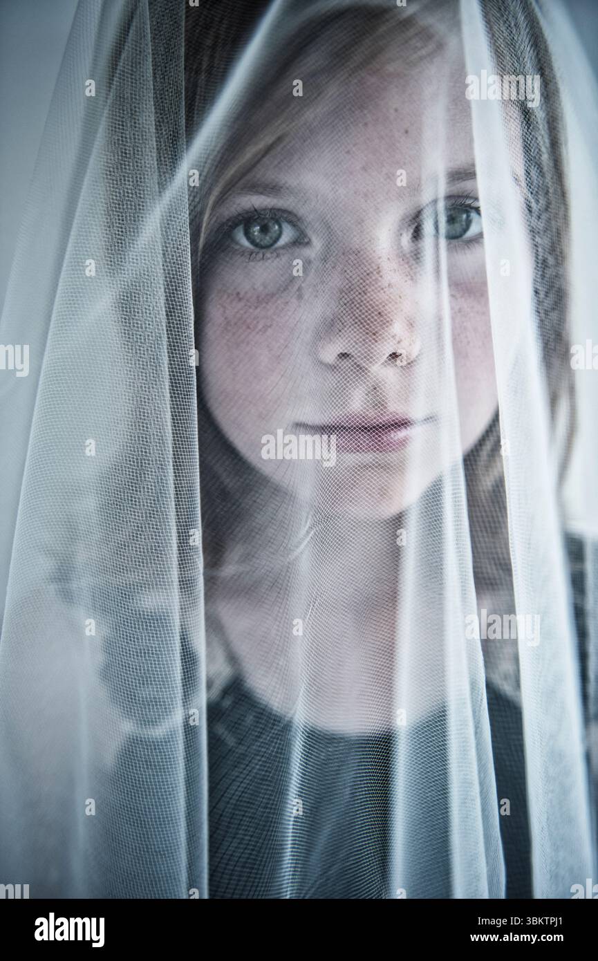 fille derrière un voile Banque D'Images