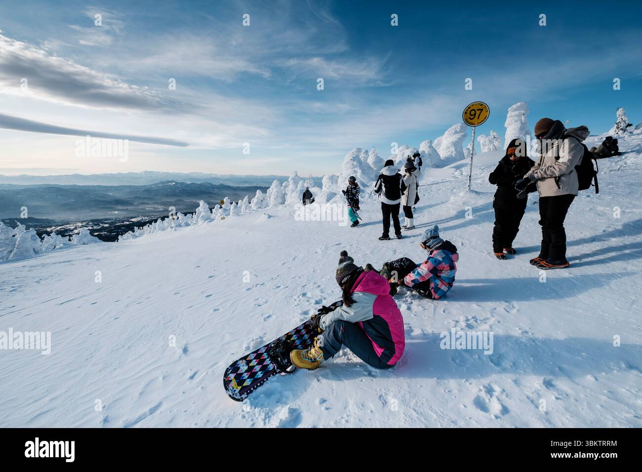 Les snowboarders s'accrochent sur le mont Zao, préfecture de Yamagata, Japon. Banque D'Images