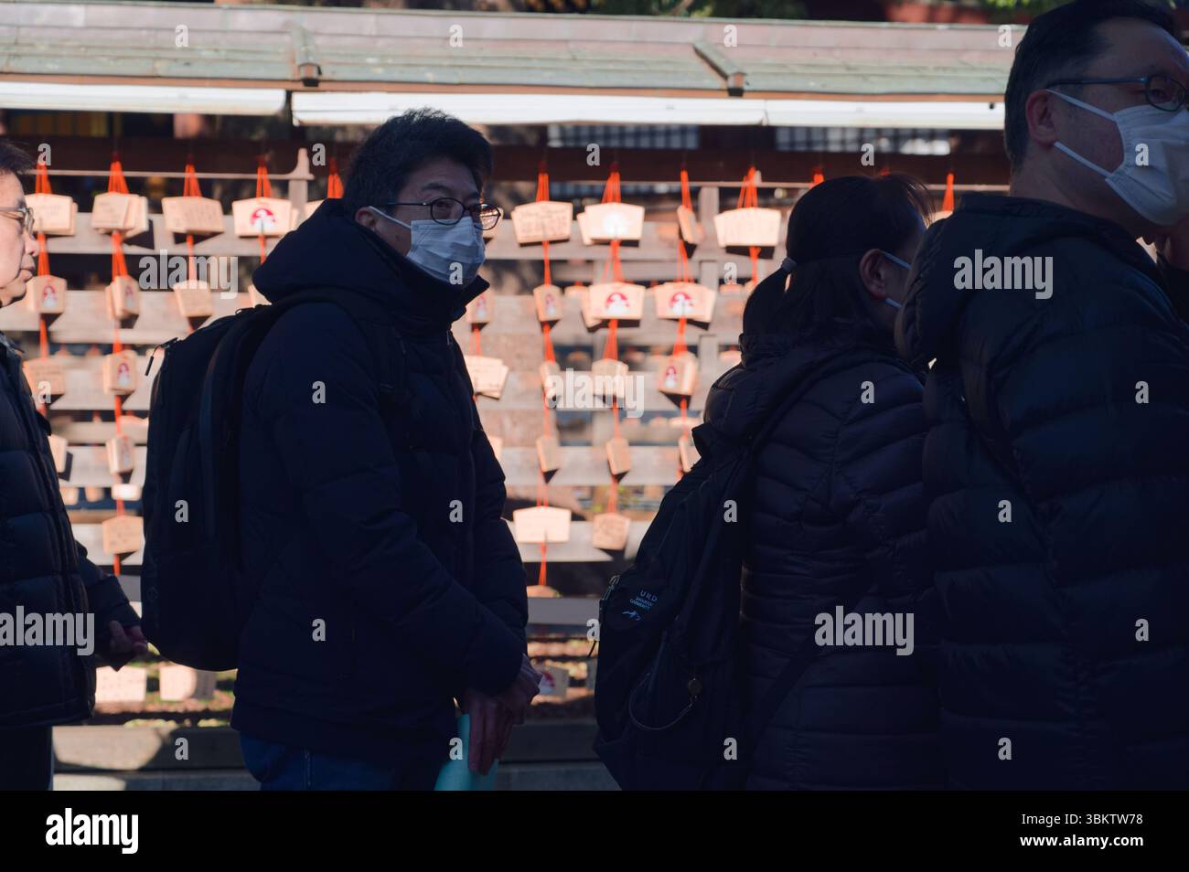Les visiteurs passent devant des plaques de prière EMA au sanctuaire Meiji Jingu Banque D'Images