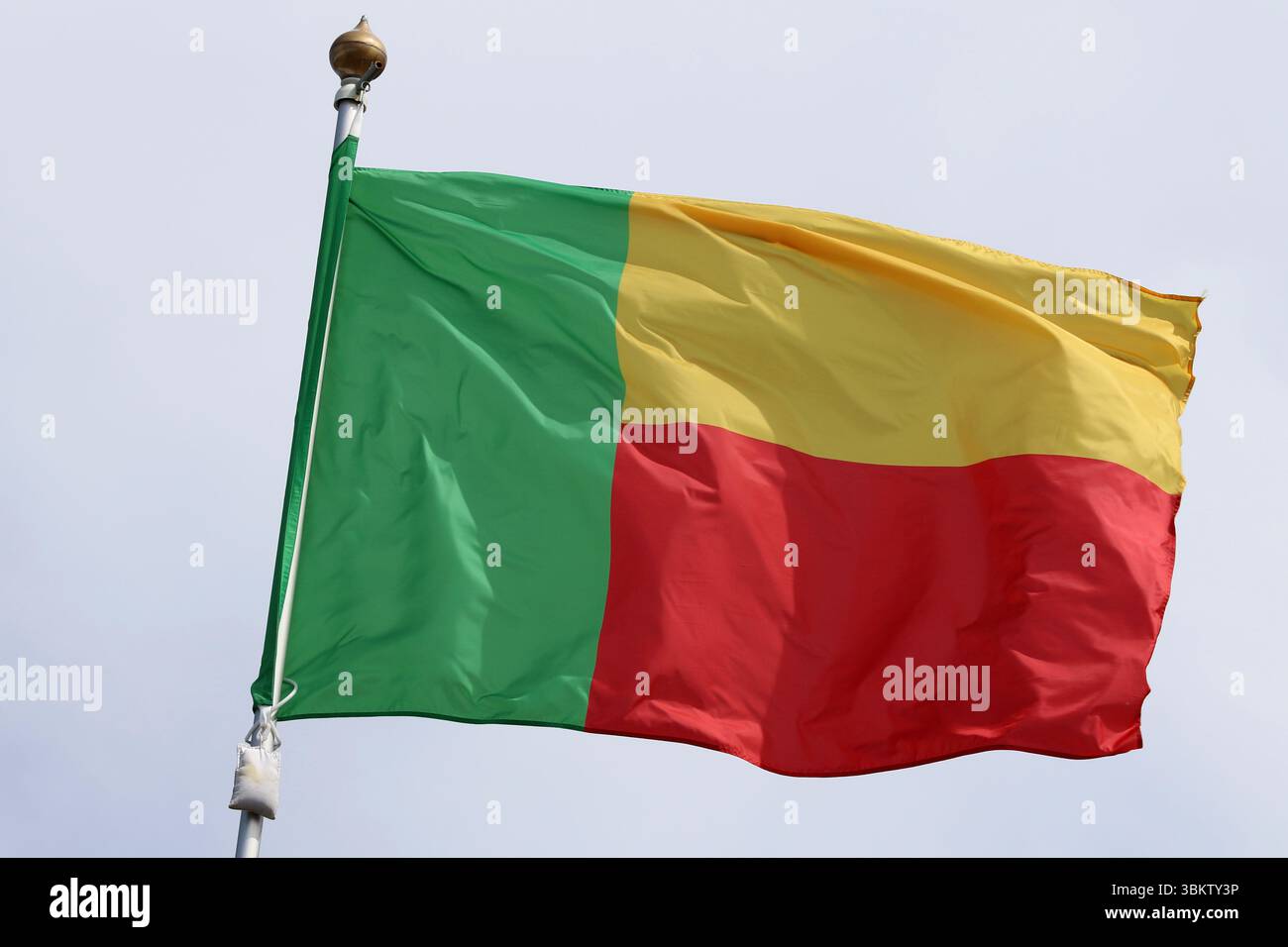 Le drapeau national de la République du Bénin, flottant dans le vent sur un mât de drapeau à Saint-Pétersbourg, en Russie. Banque D'Images