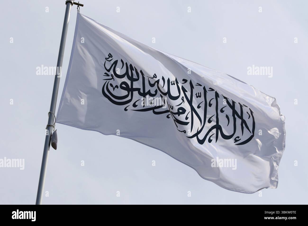 Saint-Pétersbourg, Russie. 20 juin 2025. Le drapeau national de l'Émirat islamique d'Afghanistan, les talibans, flottant dans le vent sur un mât de drapeau à Saint-Pétersbourg, en Russie. (Crédit image : © Maksim Konstantinov/SOPA images via ZUMA Press Wire) USAGE ÉDITORIAL SEULEMENT ! Non destiné à UN USAGE commercial ! Banque D'Images