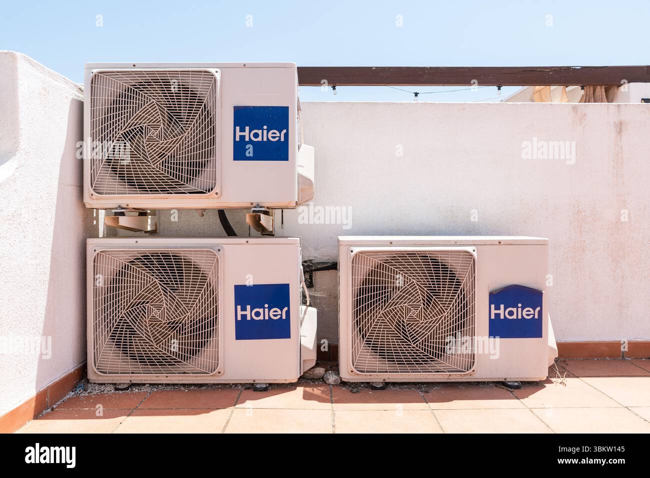 Trois climatiseurs externes Haier sur le solarium d'une propriété en Espagne, Europe. Haier Group Corporation est une multinationale chinoise Banque D'Images