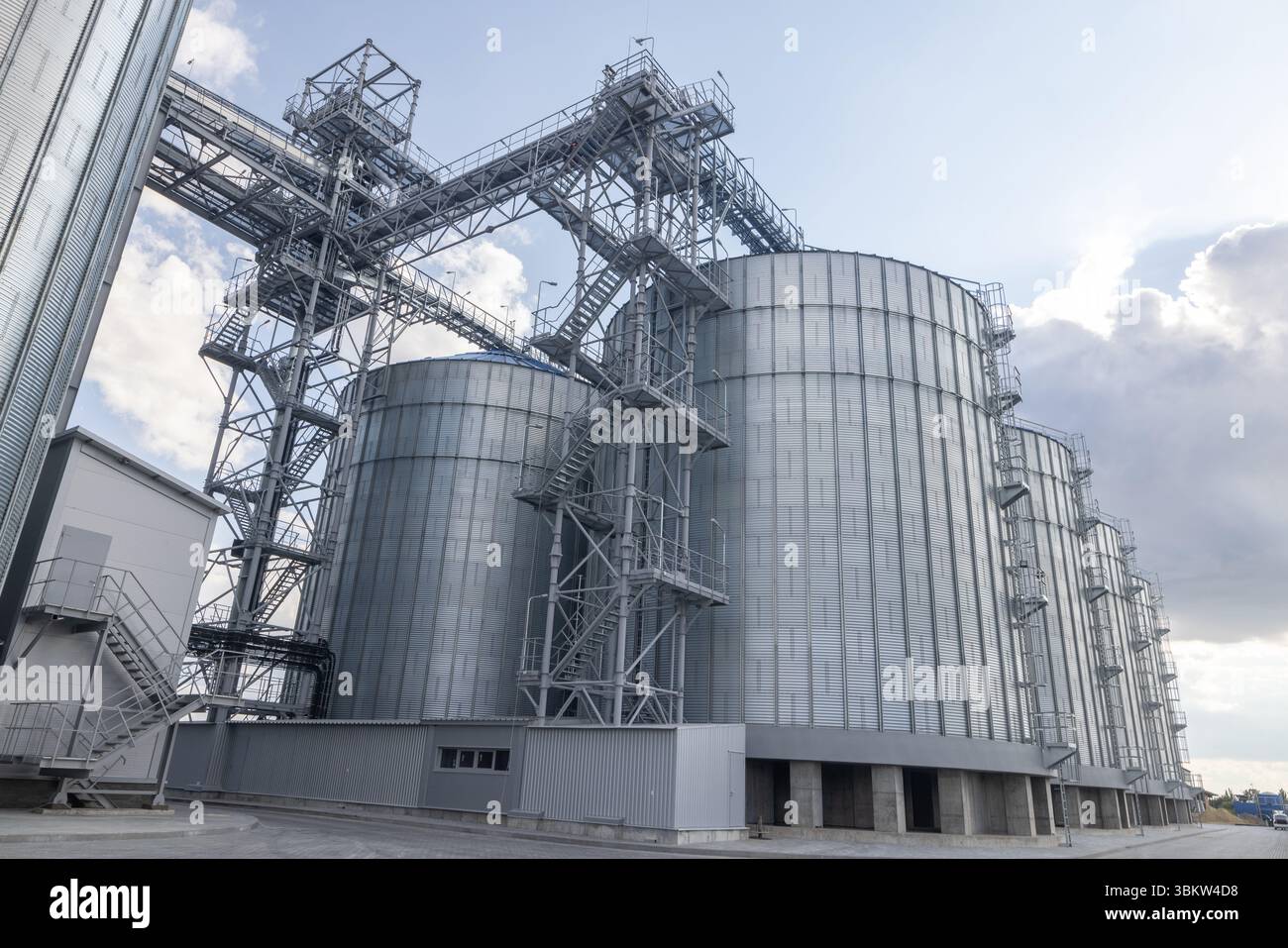 Élévateur de grain industriel moderne pour le stockage du grain. Silos en acier pour le stockage du grain dans une ferme agricole. Banque D'Images