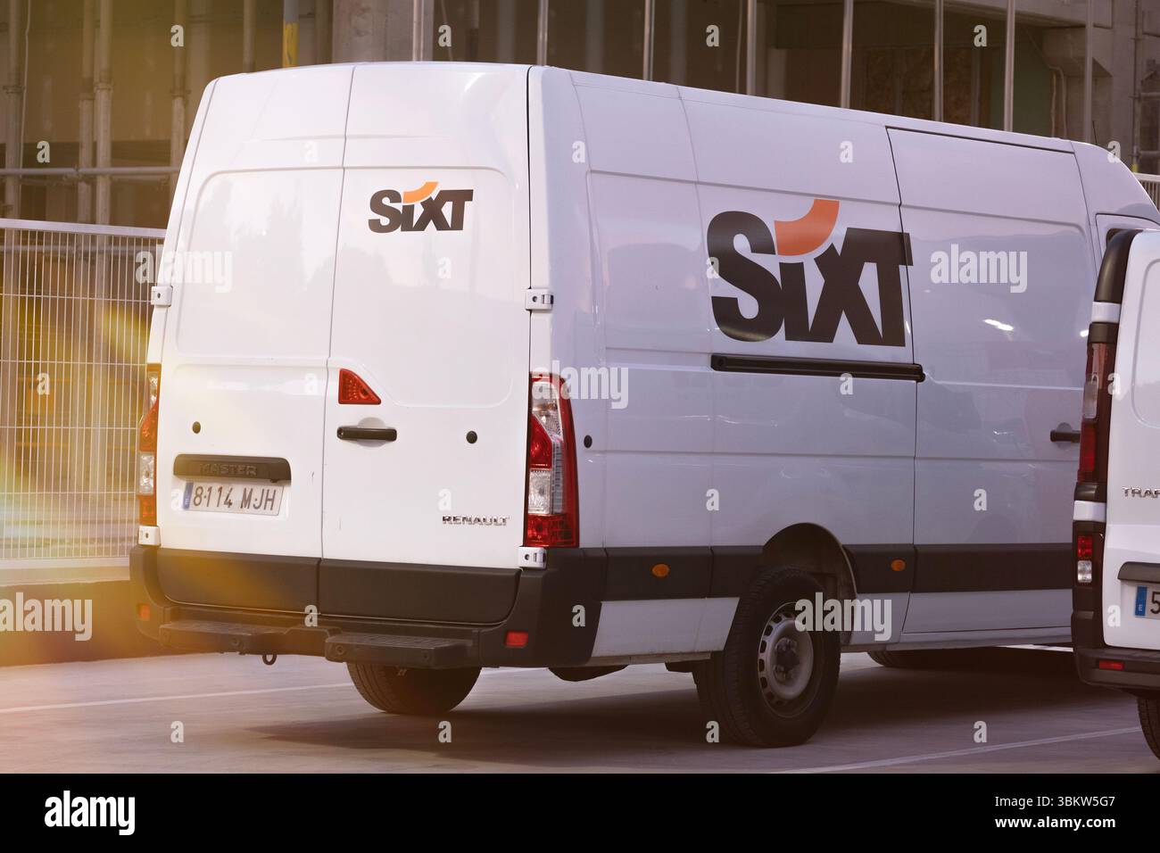 Barcelone, 6 décembre 2024 : Sixt Rent a car Company. Fourgon blanc avec le logo dessus. Banque D'Images