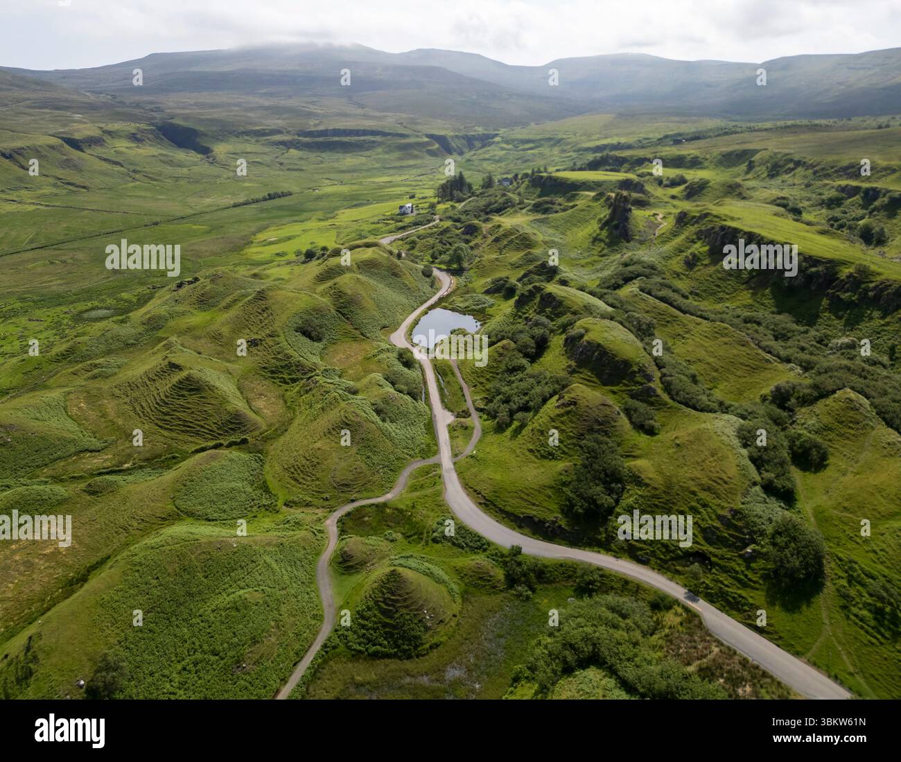 Vue aérienne par drone de Fairy Glen, Glen Conon, Uig, île de Skye Écosse. Banque D'Images
