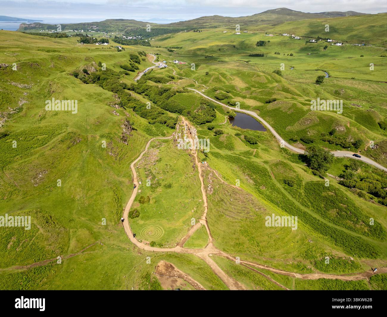 Vue aérienne par drone de Fairy Glen, Glen Conon, Uig, île de Skye Écosse. Banque D'Images