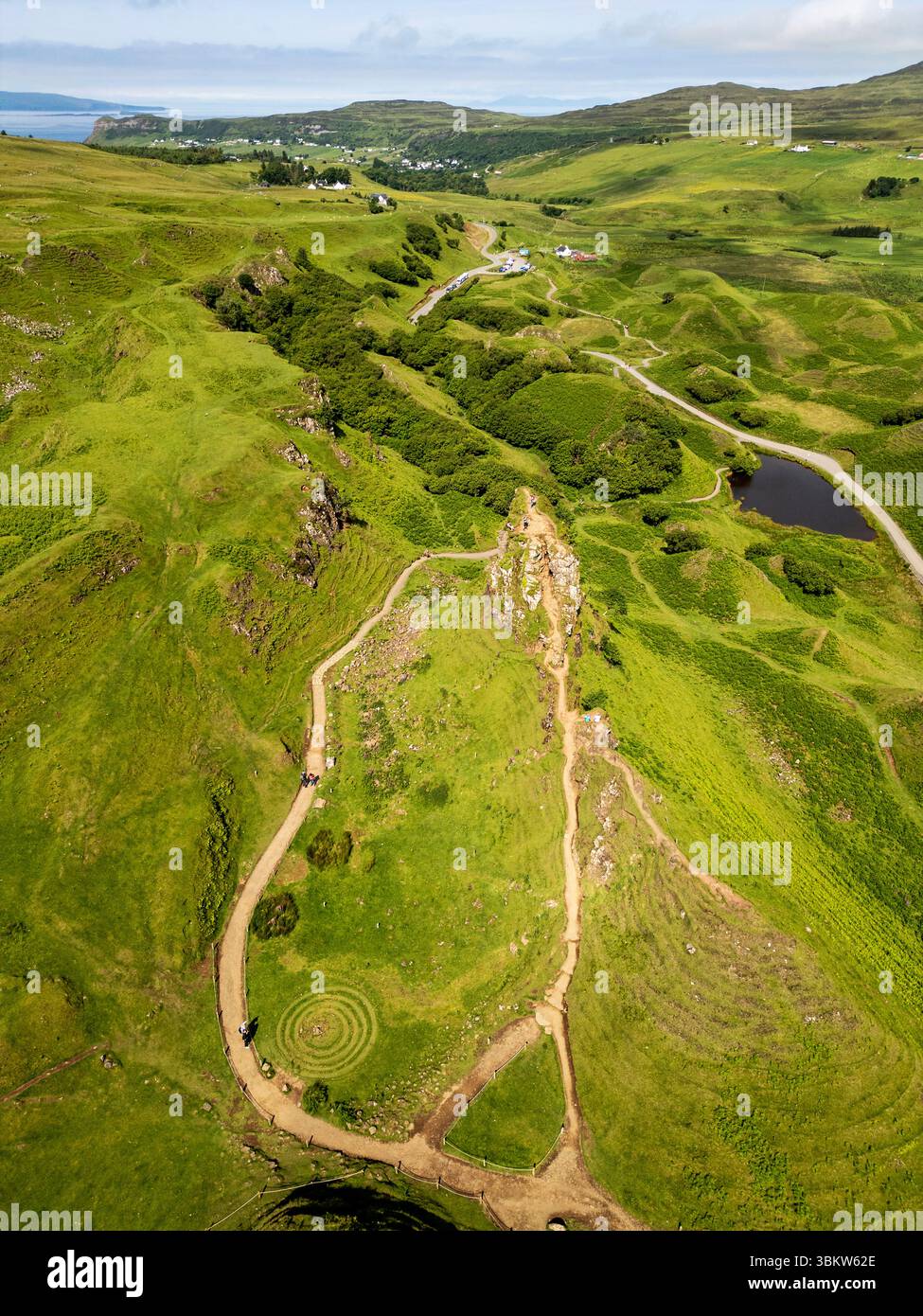 Vue aérienne par drone de Fairy Glen, Glen Conon, Uig, île de Skye Écosse. Banque D'Images