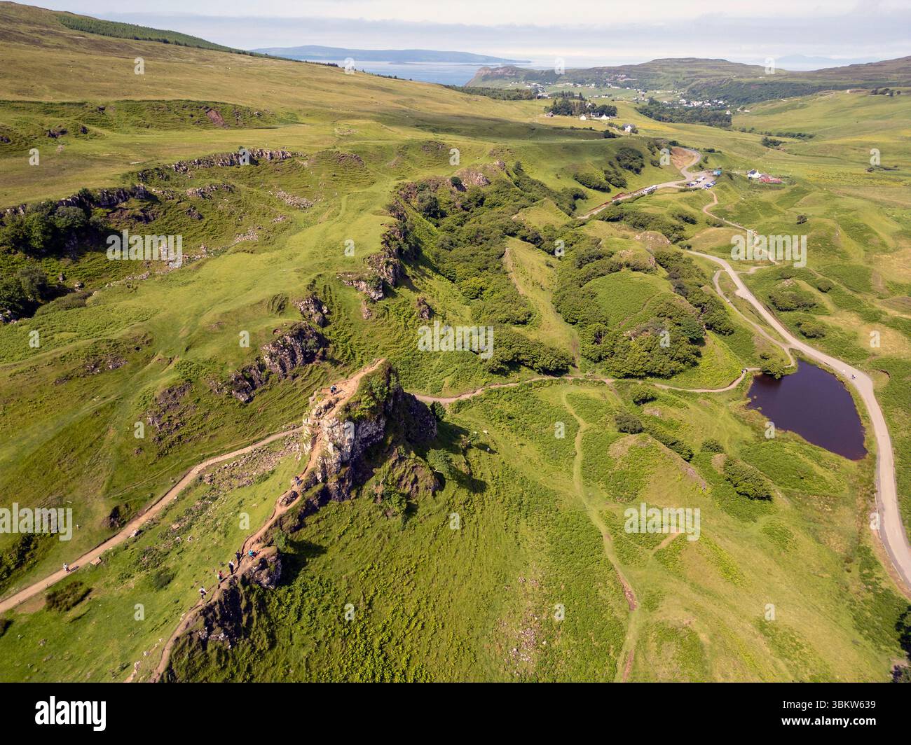 Vue aérienne par drone de Fairy Glen, Glen Conon, Uig, île de Skye Écosse. Banque D'Images