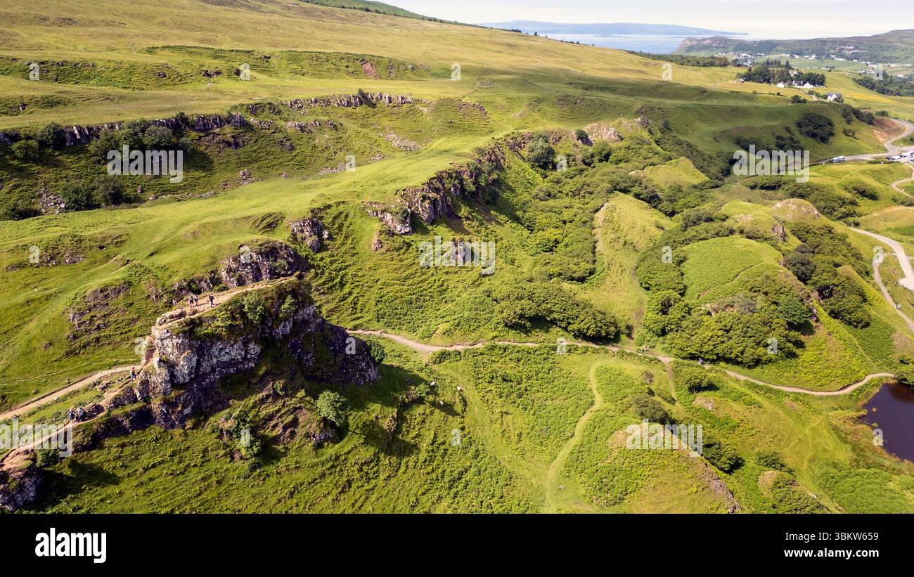 Vue aérienne par drone de Fairy Glen, Glen Conon, Uig, île de Skye Écosse. Banque D'Images