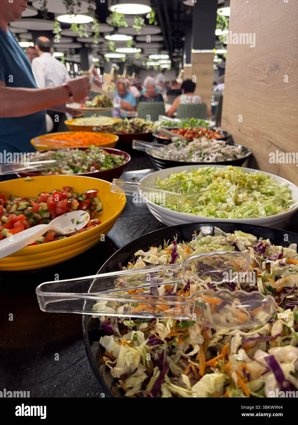 Buffet de l'hôtel tout compris avec une cuisine internationale variée riche sélection de salades au buffet du complexe. Variété de plats et expérience culinaire de vacances Banque D'Images Buffet de l'hôtel tout compris avec une cuisine internationale variée riche sélection de salades au buffet du complexe. Variété de plats et expérience culinaire de vacances Banque D'Images
