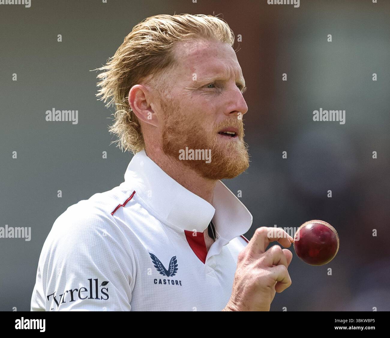 Le capitaine anglais Ben Stokes avec le ballon lors du 1er Rothesay test Day 4 match Angleterre - Inde au Headingley Cricket Ground, Leeds, Royaume-Uni, 23 juin 2025 (photo de Mark Cosgrove/News images) Banque D'Images