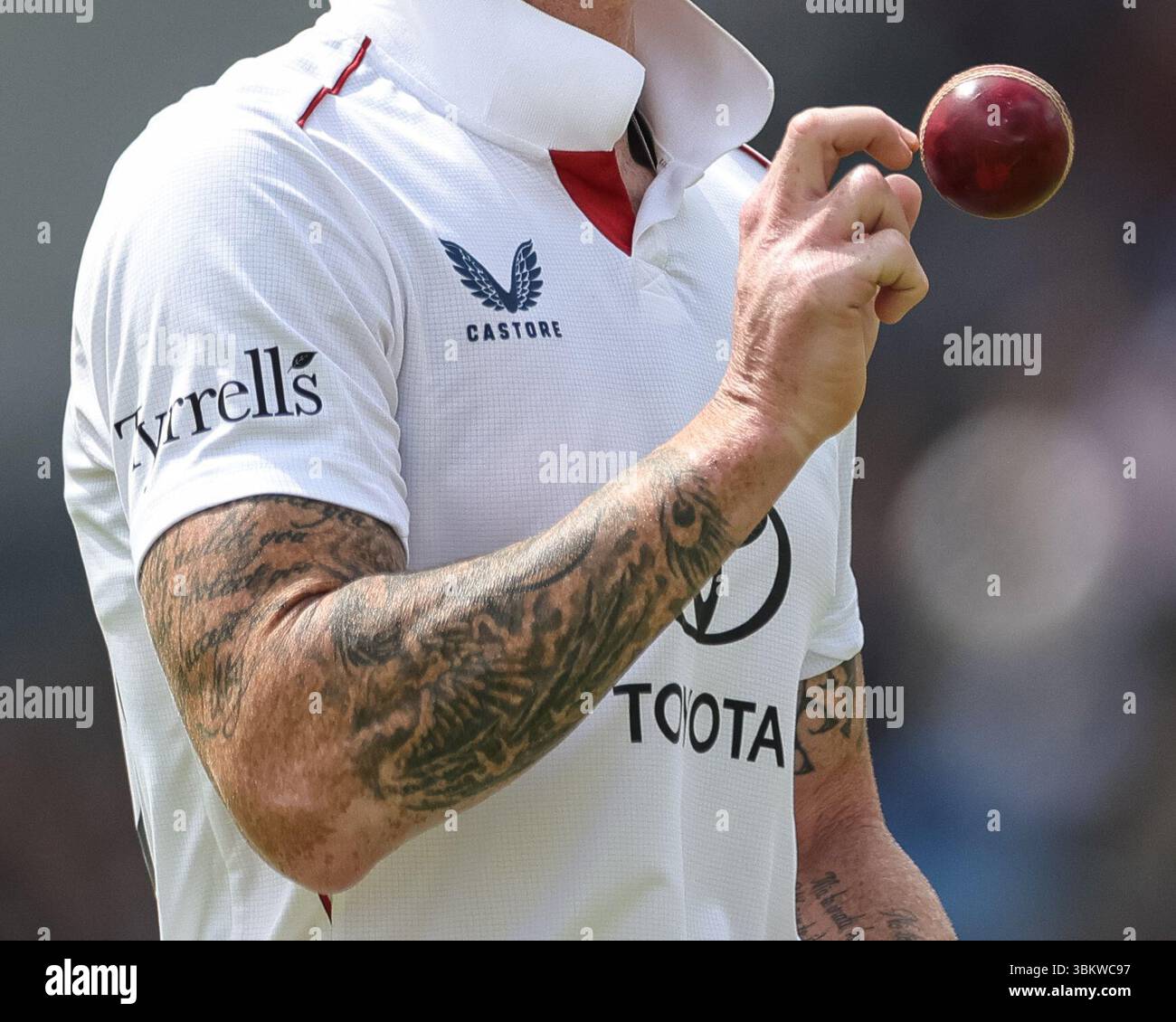 Leeds, Royaume-Uni. 22 juin 2025. Le capitaine anglais Ben Stokes avec le ballon lors du 1er Rothesay test Day 4 match Angleterre - Inde au Headingley Cricket Ground, Leeds, Royaume-Uni, 23 juin 2025 (photo par Mark Cosgrove/News images) à Leeds, Royaume-Uni le 22/06/2025. (Photo de Mark Cosgrove/News images/SIPA USA) crédit : SIPA USA/Alamy Live News Banque D'Images