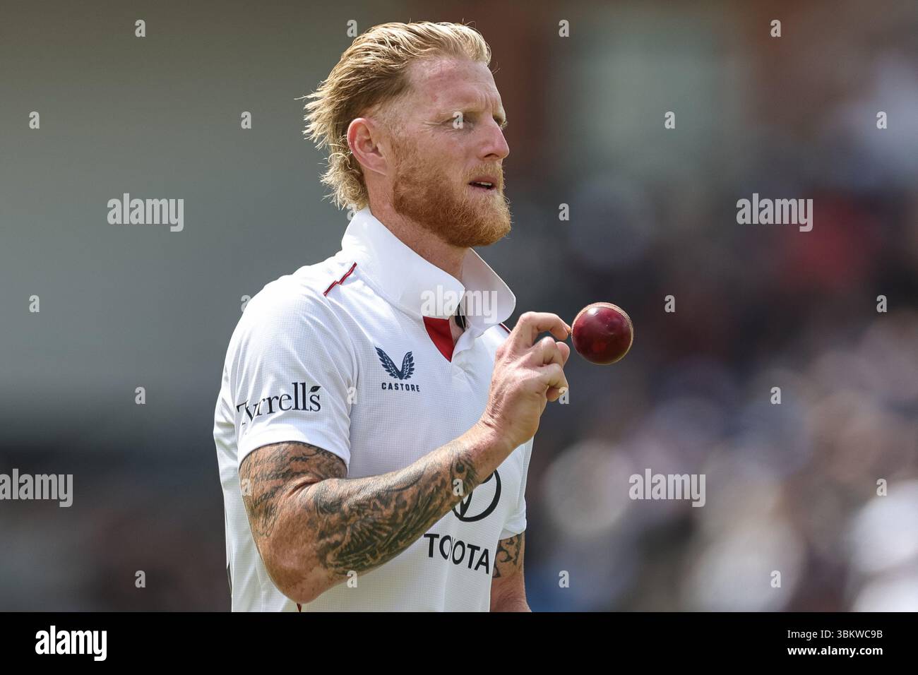 Leeds, Royaume-Uni. 22 juin 2025. Le capitaine anglais Ben Stokes avec le ballon lors du 1er Rothesay test Day 4 match Angleterre - Inde au Headingley Cricket Ground, Leeds, Royaume-Uni, 23 juin 2025 (photo par Mark Cosgrove/News images) à Leeds, Royaume-Uni le 22/06/2025. (Photo de Mark Cosgrove/News images/SIPA USA) crédit : SIPA USA/Alamy Live News Banque D'Images