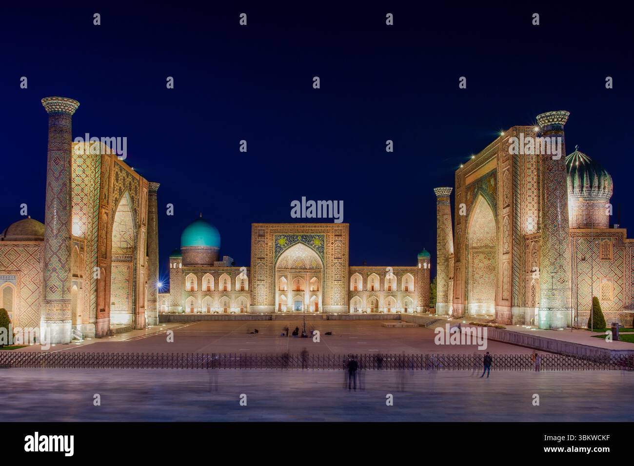 Samarkand au crépuscule. Place historique du Registan avec trois madrasahs : Ulugh Beg, Tilya-Kori et Sher-Dor Banque D'Images