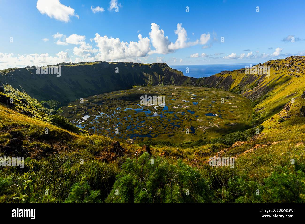 Chili, l'île de Pâques, le volcan Rano Kau avec son grand lac de cratère. Banque D'Images