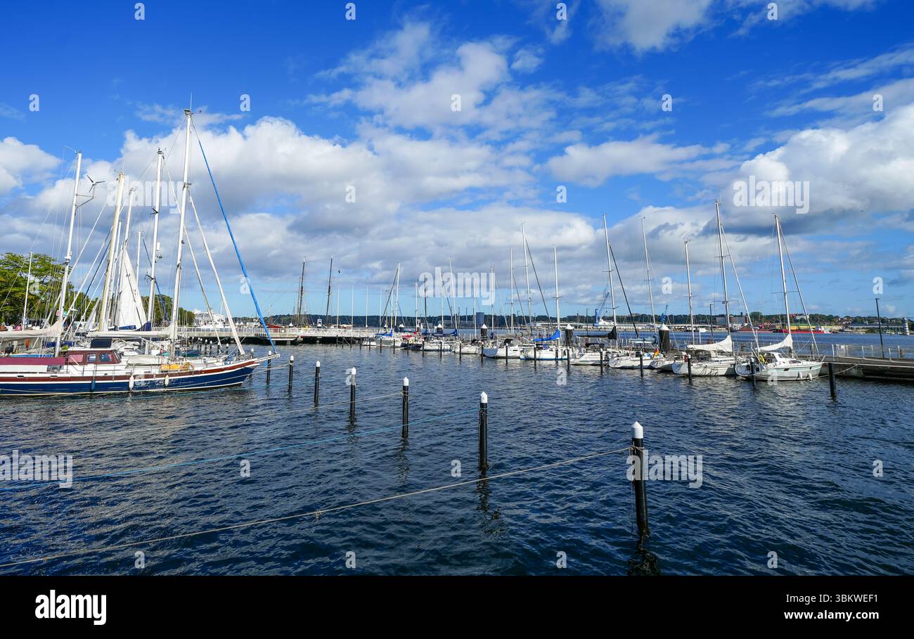Vue sur le port et la mer Baltique à Kiel. Bras de la mer Baltique fjord de Kiel. Banque D'Images