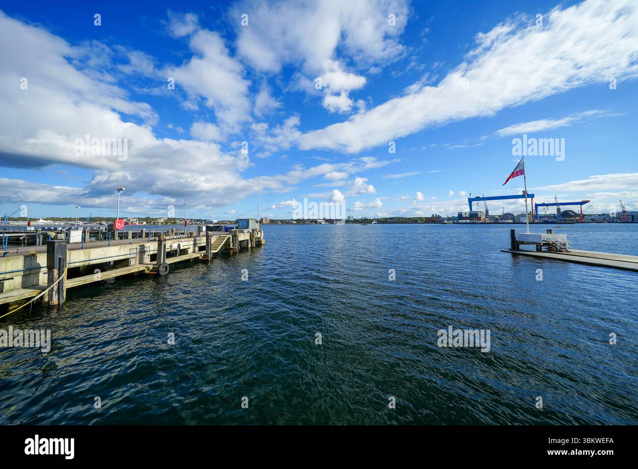 Vue sur le port et la mer Baltique à Kiel. Bras de la mer Baltique fjord de Kiel. Banque D'Images