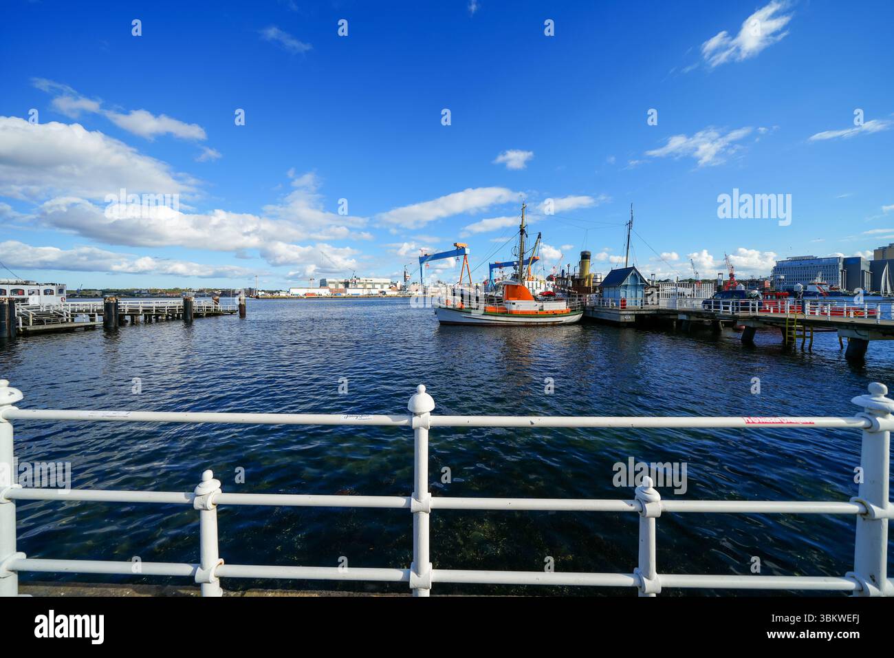 Vue sur le port et la mer Baltique à Kiel. Bras de la mer Baltique fjord de Kiel. Banque D'Images