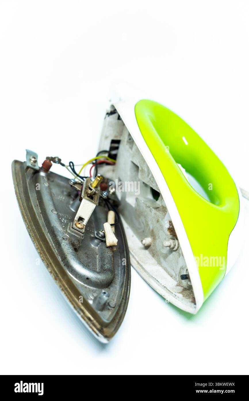 Fer cassé. Le concept de réparation du ménage électrique. Banque D'Images